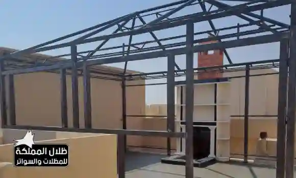 بيت شعر قائم على إطار حديدي في الرياض مع تغطية قماشية قوية