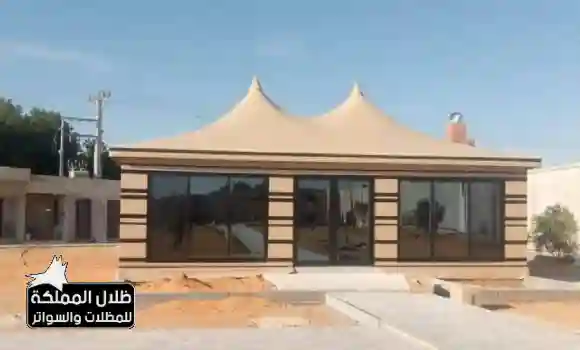 بيت شعر تراثي بالرياض مثبت بإحكام على أرض رملية مع أعمدة داعمة قوية