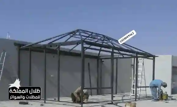 تركيب بيت شعر في الرياض مع إظهار الأدوات والأعمدة الداعمة للسقف