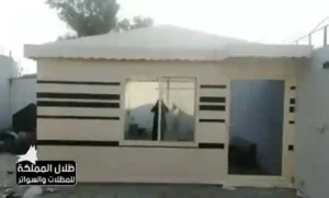 بيت شعر أنيق في الرياض محاط بمساحة مفتوحة، يتميز بنسيج داكن ونقوش خفيفة تمنحه طابعًا تراثيًا مميزًا