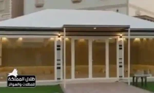 مشهد خارجي لبيت شعر بالرياض في مساحة مفتوحة مزوّد بالأوتاد والحبال