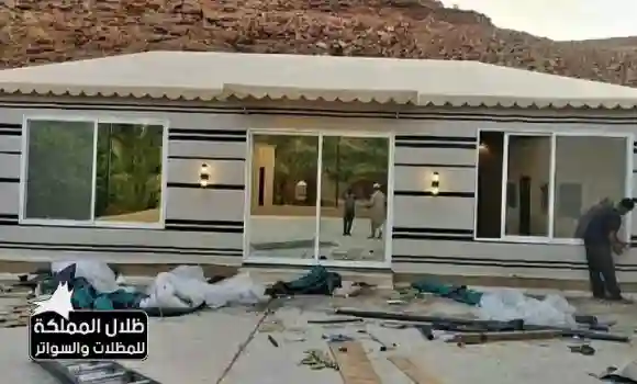 بيت شعر خارجي في الرياض محاط بمساحة رملية واسعة للاستخدام الاجتماعي