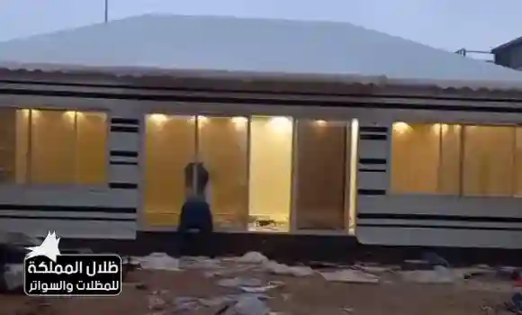 مجلس رجال داخل بيت شعر بالرياض يحتوي على جلسات أرضية مريحة