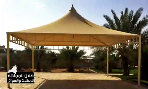 تركيب مظلات هرمية بالرياض لتظليل المواقف والساحات العامة بتصميم ثابت ومتين