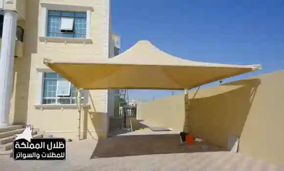 مظلات هرمية في الرياض بتصميم هندسي مميز تُستخدم لتظليل الساحات الخارجية للسيارات بكفاءة عالية