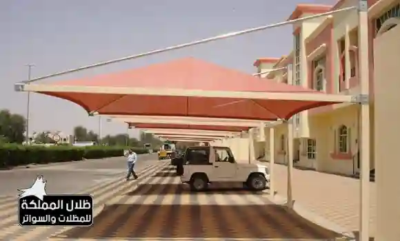 مظلة هرمية الشكل في الرياض تغطي مساحة مفتوحة مع توزيع متوازن للظل ومظهر جمالي