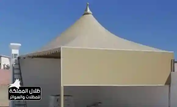 مظلات هرمية حديثة في الرياض مصنوعة من مواد قوية تناسب الاستخدام الخارجي طويل الأمد