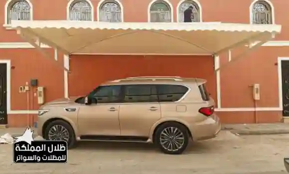 هيكل مظلة سيارات في الرياض مصنوع من مواد قوية يوفر ظلًا آمنًا للسيارة