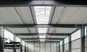 هناجر الرياض بتصميم معدني قوي تستخدم كمستودعات ومساحات تخزين واسعة في منطقة صناعية