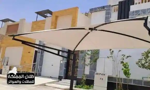 مظلات مخصّصة لمشاريع خارجية بمواد عالية الجودة تُستخدم لتغطية الممرات والمناطق العامة