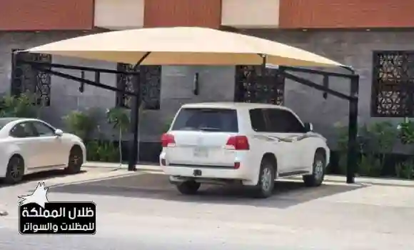 تركيب مظلات مشاريع حديثة بعمود مركزي وهيكل قوي يناسب المواقع التجارية والخدمية